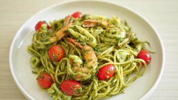 Spaghetti with seafood in homemade pesto sauce - Healthy food style video