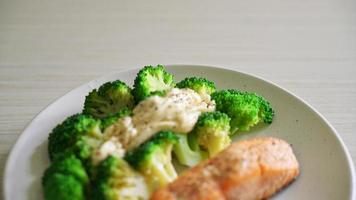 grilled salmon fillet steak with broccoli - healthy food style video