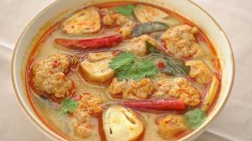 Sopa de cerdo hervida picante con champiñones - tom yum - estilo de comida asiática video