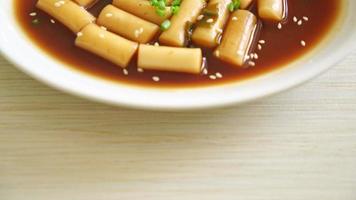 jjajang tteokbokki piccante o torta di riso coreano in salsa di fagioli neri speziati - stile alimentare coreano video