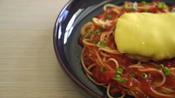 molho de tomate espaguete com hamburguer e queijo