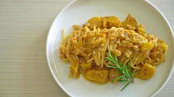 macarrão espaguete de abóbora molho alfredo - estilo de comida vegana e vegetariana video