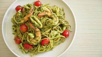 spaghetti aux fruits de mer dans une sauce au pesto maison - style d'aliments sains video