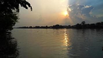 vue sur la rivière et beau coucher de soleil avec nuageux en thaïlande video