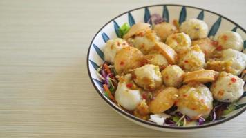 salade épicée de boulettes de viande et de boulettes de poisson - style d'aliments sains video