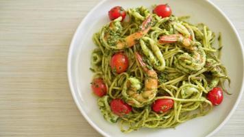 spaghetti aux fruits de mer dans une sauce au pesto maison - style d'aliments sains video