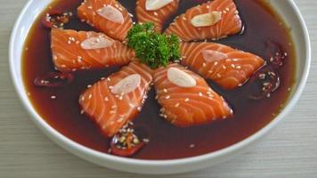 Shoyu marinado con salmón o salsa de soja en escabeche con salmón al estilo coreano