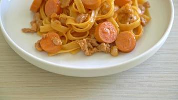 spaghetti pasta with sausage and minced pork video