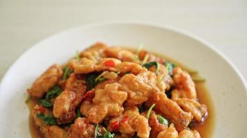 pesce fritto saltato in padella con basilico e peperoncino in stile tailandese - stile asiatico video