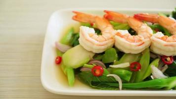 salada de couve chinesa picante com camarão - estilo de comida asiática video