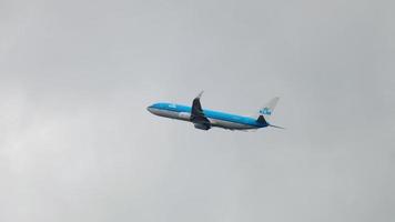 Boeing 737 KLM climb in the sky video