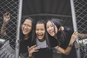 grupo de alegres emociones de felicidad de adolescentes asiáticos en el gimnasio deportivo escolar foto