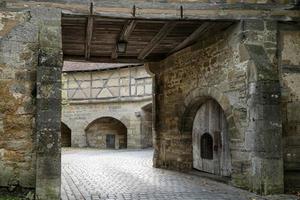 rothenburg ob der tauber, norte de baviera, alemania, 2014. entrada a un antiguo patio foto