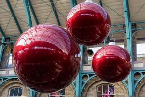 Londres, Reino Unido, 2013. Adornos navideños en Covent Garden. foto