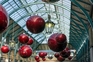 Londres, Reino Unido, 2013. Adornos navideños en Covent Garden. foto