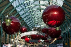 Londres, Reino Unido, 2013. Adornos navideños en Covent Garden. foto