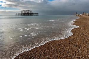 Brighton, East Sussex, Reino Unido, 2019. Vista del muelle oeste abandonado foto