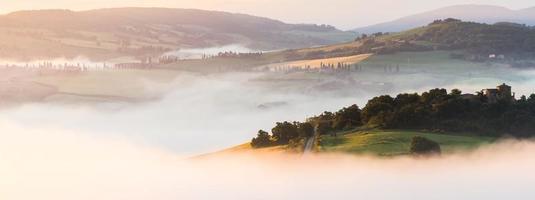 amanecer brumoso en toscana foto