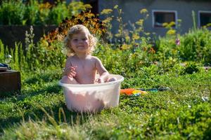 niño en la piscina foto