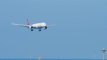 Boeing 777 approaching over ocean video