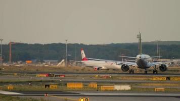 Air Baltic Airbus A220-300 taxiing video