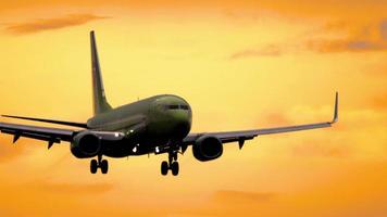 s7 Airlines im goldenen Sonnenuntergang video