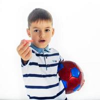 niño pequeño futbolista aislado foto