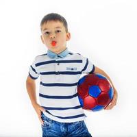 niño pequeño futbolista aislado foto