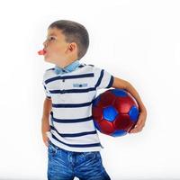 niño pequeño futbolista aislado foto