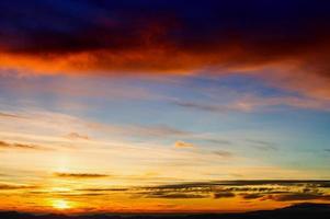 colorido atardecer sobre las colinas de la montaña foto