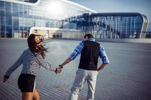 hombre y mujer buen tiempo en el aeropuerto foto