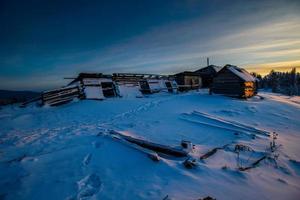 paisaje de invierno con nieve en las montañas foto