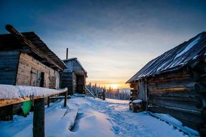 paisaje de invierno con nieve en las montañas foto