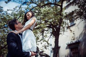 pareja feliz y amorosa caminando y haciendo fotos en la ciudad vieja