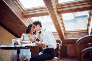 pareja romántica enamorada uniéndose en el café foto