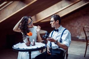 pareja romántica enamorada uniéndose en el café foto