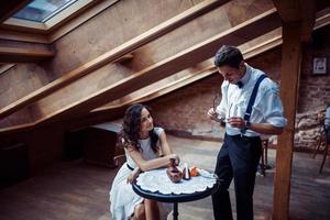 pareja romántica enamorada uniéndose en el café foto