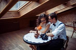 pareja romántica enamorada uniéndose en el café foto