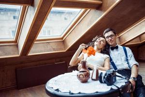 pareja romántica enamorada uniéndose en el café foto