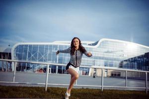 joven mujer despreocupada saltando foto