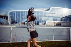 joven mujer despreocupada saltando foto