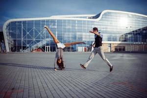 hombre y mujer buen tiempo en el aeropuerto foto