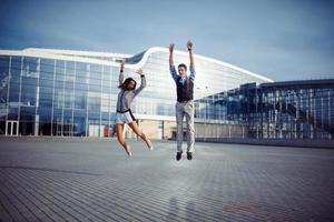 hombre y mujer buen tiempo en el aeropuerto foto