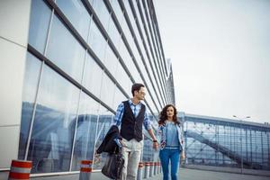 dos personas felices en el aeropuerto foto