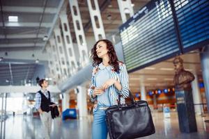 mujer joven en el aeropuerto foto