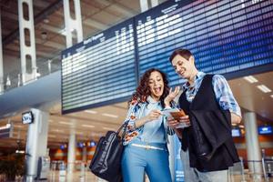 joven pareja amorosa abrazándose en la terminal del aeropuerto. foto