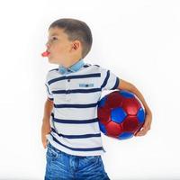 niño pequeño futbolista aislado foto