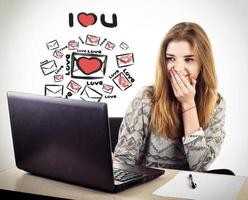 joven y bonita mujer de negocios con cuaderno foto