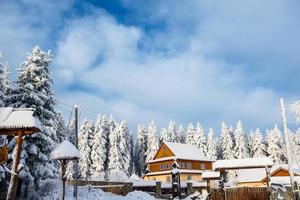 paisaje de invierno con nieve en las montañas foto