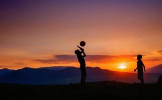 silueta de personas al atardecer foto